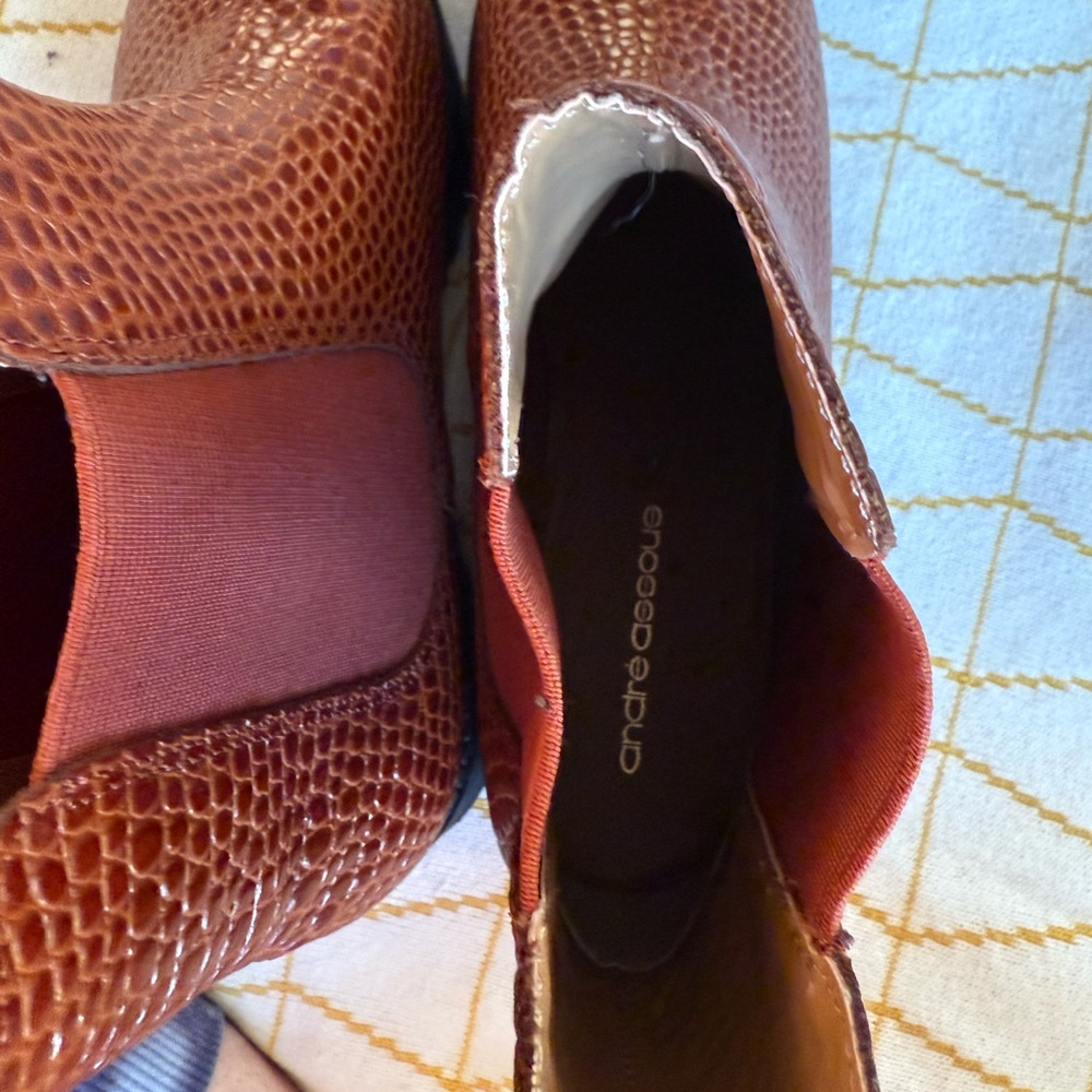 Andre Assous Textured Lug Sole Ankle Boots Peggy Chelsea Booties New 8.5 - Picture 7 of 7